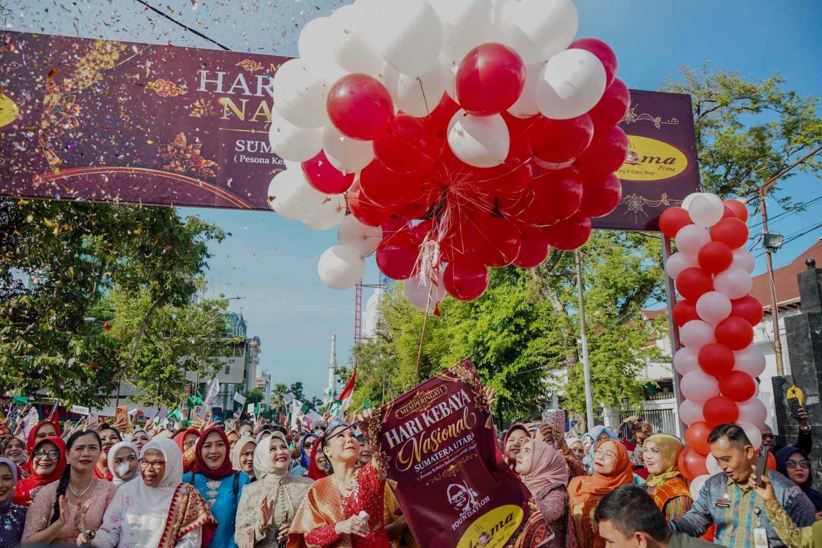 Ribuan perempuan berkebaya mengikuti parade Hari Kebaya Nasional 2026 di Lapangan Benteng Medan Sumatera Utara