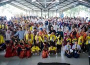 Wali Kota Medan Rico Waas dan Ketua TP PKK Airin Rico Waas berinteraksi dengan anak-anak dalam peringatan Hari Anak Nasional 2026 Festika di Gedung Pancasila USU