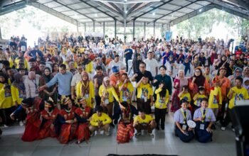 Wali Kota Medan Rico Waas dan Ketua TP PKK Airin Rico Waas berinteraksi dengan anak-anak dalam peringatan Hari Anak Nasional 2026 Festika di Gedung Pancasila USU