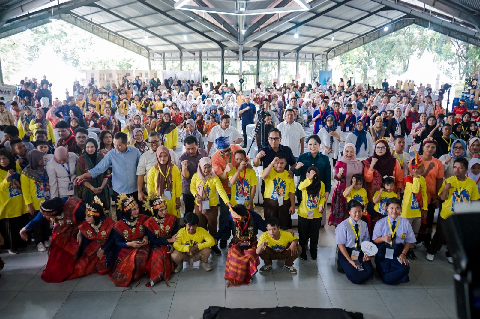 Wali Kota Medan Rico Waas dan Ketua TP PKK Airin Rico Waas berinteraksi dengan anak-anak dalam peringatan Hari Anak Nasional 2026 Festika di Gedung Pancasila USU
