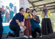 Kiran anak penyandang down syndrome bernyanyi di atas panggung bersama Wali Kota Medan Rico Waas dalam peringatan Hari Anak Nasional 2026 di Gedung Pancasila USU