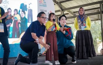 Kiran anak penyandang down syndrome bernyanyi di atas panggung bersama Wali Kota Medan Rico Waas dalam peringatan Hari Anak Nasional 2026 di Gedung Pancasila USU