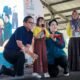 Kiran anak penyandang down syndrome bernyanyi di atas panggung bersama Wali Kota Medan Rico Waas dalam peringatan Hari Anak Nasional 2026 di Gedung Pancasila USU