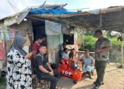 Camat Medan Labuhan Elias Padang dan Camat Medan Marelan Zulkifli Syahputra menyerahkan bantuan sembako kepada keluarga penghuni rumah kardus di bantaran Sungai Deli
