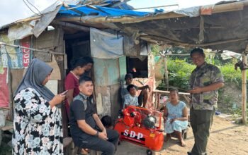 Camat Medan Labuhan Elias Padang dan Camat Medan Marelan Zulkifli Syahputra menyerahkan bantuan sembako kepada keluarga penghuni rumah kardus di bantaran Sungai Deli