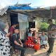 Camat Medan Labuhan Elias Padang dan Camat Medan Marelan Zulkifli Syahputra menyerahkan bantuan sembako kepada keluarga penghuni rumah kardus di bantaran Sungai Deli