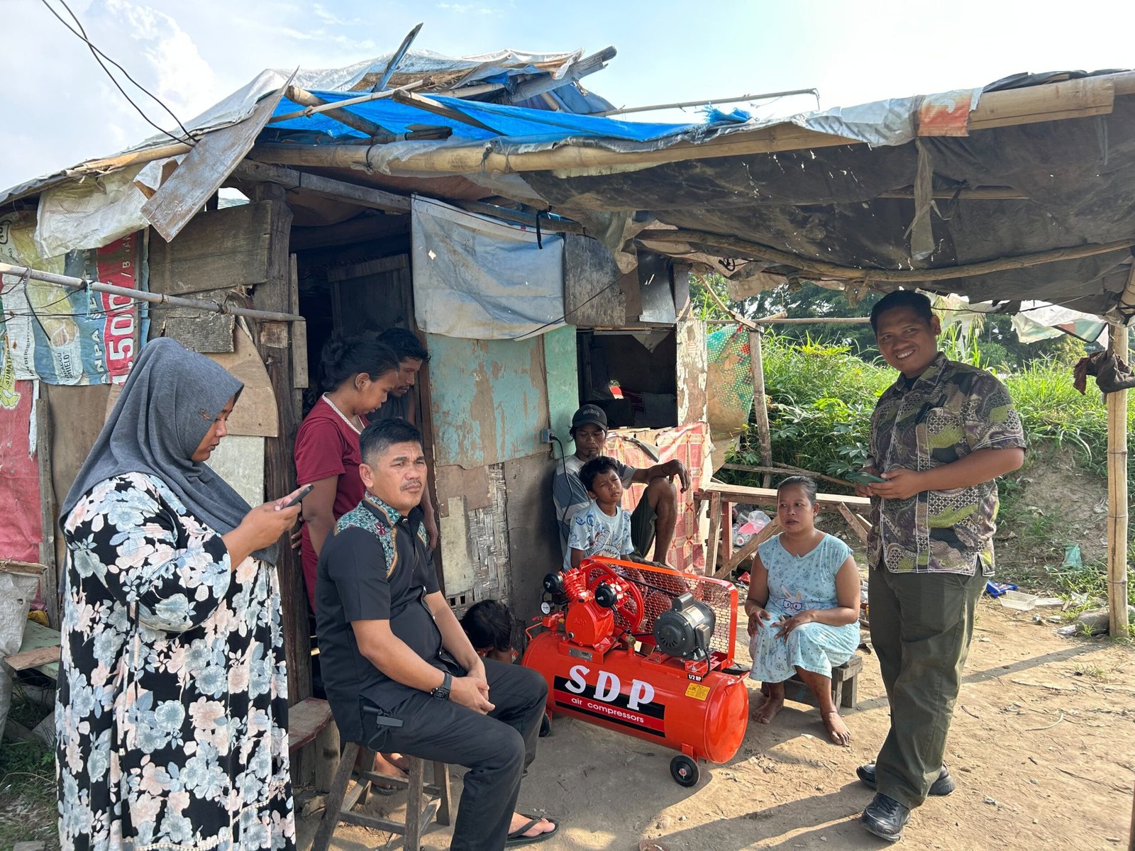 Camat Medan Labuhan Elias Padang dan Camat Medan Marelan Zulkifli Syahputra menyerahkan bantuan sembako kepada keluarga penghuni rumah kardus di bantaran Sungai Deli