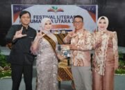Wakil Wali Kota Medan Zakiyuddin Harahap bersama istri Martinijal dan penulis Anisa Putri saat peluncuran buku biografi Cinta Tukang Parkir di Festival Literasi Sumut 2026