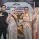 Wakil Wali Kota Medan Zakiyuddin Harahap bersama istri Martinijal dan penulis Anisa Putri saat peluncuran buku biografi Cinta Tukang Parkir di Festival Literasi Sumut 2026