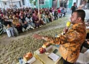 Anggota DPRD Kota Medan Rommy Van Boy mendengarkan aspirasi warga saat reses di Kecamatan Medan Sunggal terkait keluhan BPJS Kesehatan dan bantuan sosial