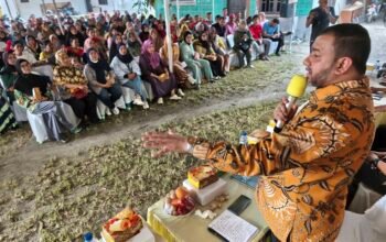 Anggota DPRD Kota Medan Rommy Van Boy mendengarkan aspirasi warga saat reses di Kecamatan Medan Sunggal terkait keluhan BPJS Kesehatan dan bantuan sosial