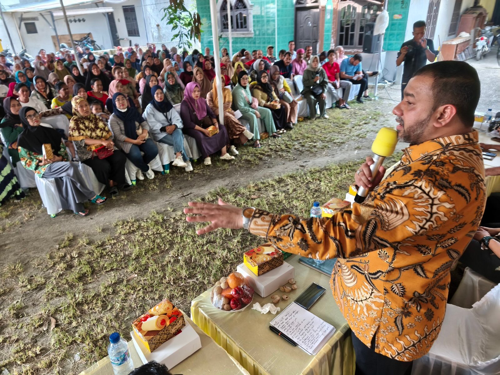 Anggota DPRD Kota Medan Rommy Van Boy mendengarkan aspirasi warga saat reses di Kecamatan Medan Sunggal terkait keluhan BPJS Kesehatan dan bantuan sosial