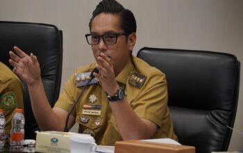 Wali Kota Medan Rico Tri Putra Bayu Waas memberikan arahan kepada jajaran PUD Pasar Kota Medan dalam rapat Monev Triwulan II di Balai Kota Medan