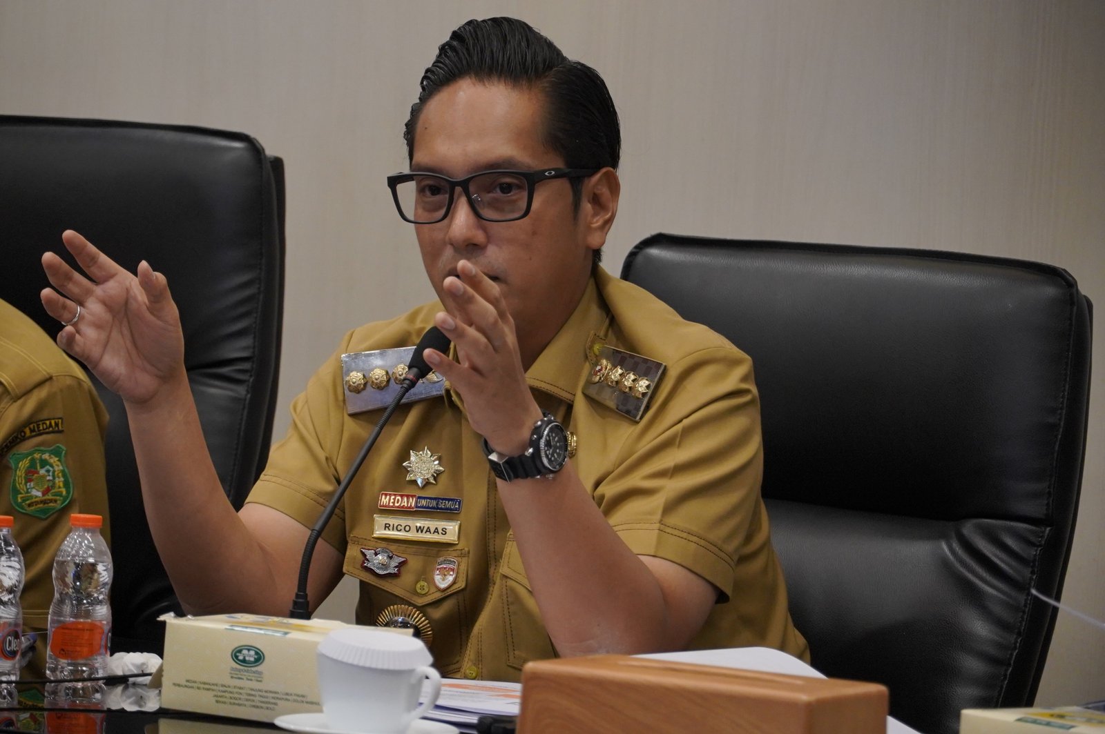 Wali Kota Medan Rico Tri Putra Bayu Waas memberikan arahan kepada jajaran PUD Pasar Kota Medan dalam rapat Monev Triwulan II di Balai Kota Medan