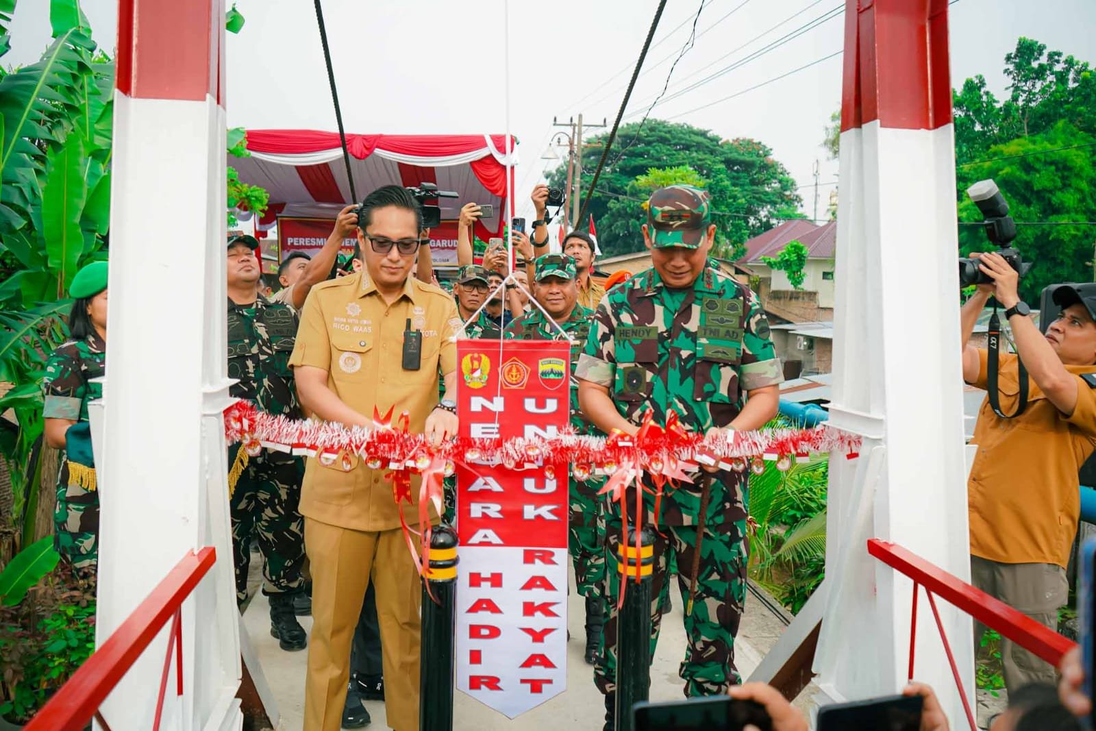 Pangdam I/Bukit Barisan Mayjen Hendy Antariksa dan Wali Kota Medan Rico Waas meresmikan Jembatan Perintis Garuda di Jalan Adisucipto Gang Rel Medan