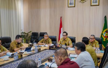 Wali Kota Medan Rico Tri Putra Bayu Waas memimpin rapat Monev PUD RPH Triwulan III di Rumah Dinas Wali Kota Medan