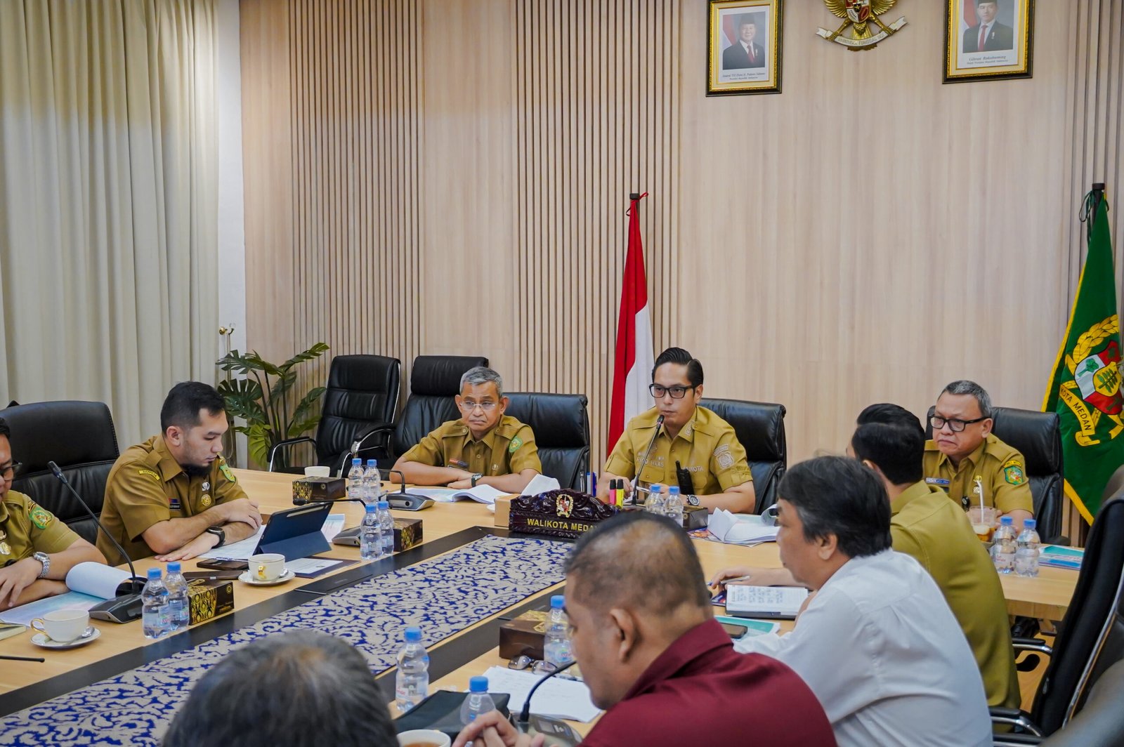Wali Kota Medan Rico Tri Putra Bayu Waas memimpin rapat Monev PUD RPH Triwulan III di Rumah Dinas Wali Kota Medan