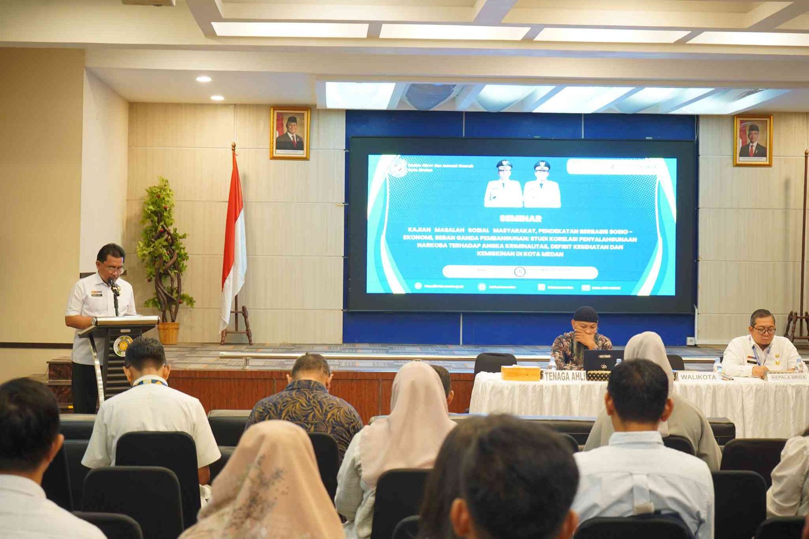 Wali Kota Medan Rico Waas lewat Staf Ahli Adlan sampaikan pesan pada Seminar Hasil Kajian Masalah Sosial di Aula FISIP USU Medan