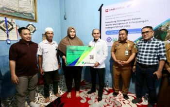 Ketua PWPM Muhammad Edison Ginting bersama Komunitas Pemulung Perempuan TPA Terjun saat peluncuran dan diskusi perlindungan BPJS Ketenagakerjaan di Medan