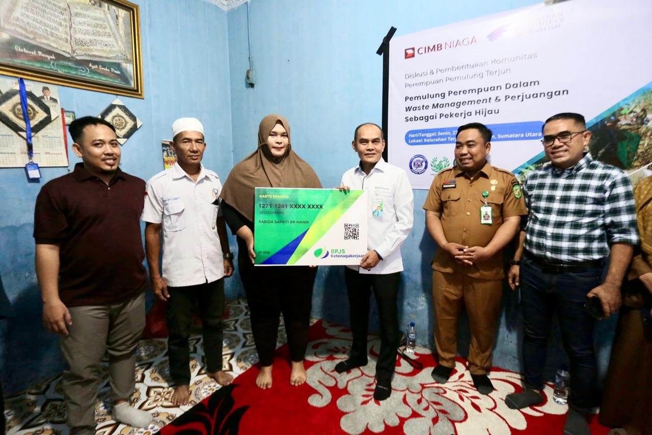 Ketua PWPM Muhammad Edison Ginting bersama Komunitas Pemulung Perempuan TPA Terjun saat peluncuran dan diskusi perlindungan BPJS Ketenagakerjaan di Medan