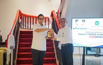 Wali Kota Medan Rico Waas menyerahkan cenderamata kepada Sekda Wiriya Alrahman dalam acara pelepasan purna tugas di Kantor Wali Kota Medan