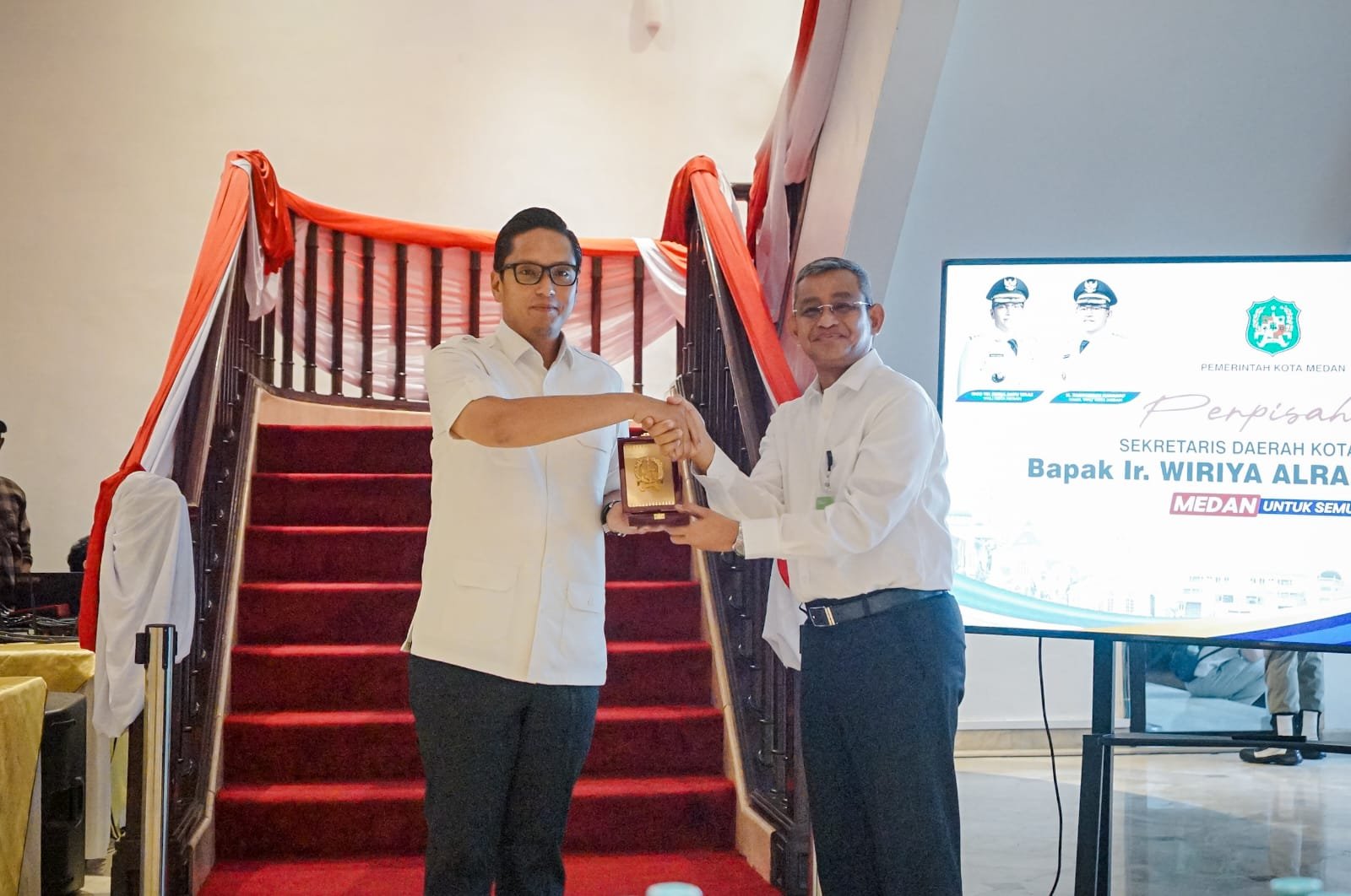 Wali Kota Medan Rico Waas menyerahkan cenderamata kepada Sekda Wiriya Alrahman dalam acara pelepasan purna tugas di Kantor Wali Kota Medan