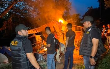 Dihadang Warga, Satresnarkoba Polrestabes Medan Bumihanguskan Sarang Narkoba Klambir V
