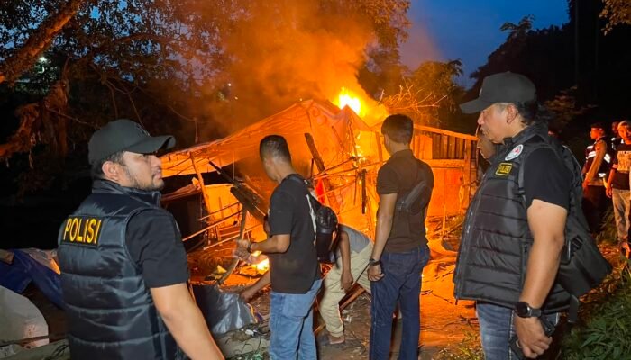 Dihadang Warga, Satresnarkoba Polrestabes Medan Bumihanguskan Sarang Narkoba Klambir V
