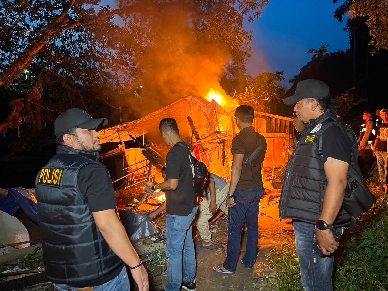Petugas Satresnarkoba Polrestabes Medan membakar barak narkoba di bantaran sungai Klambir V Medan usai menggerebek dan menangkap pengedar narkoba
