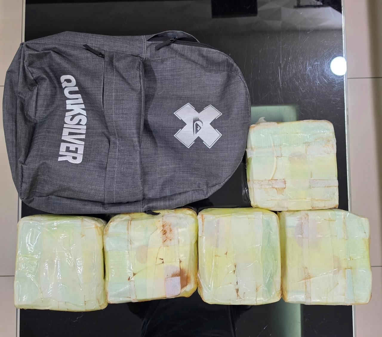 Barang bukti 5 kilogram sabu hasil penggerebekan gudang narkoba jaringan Cina Malaysia Indonesia di Medan Polonia oleh Satresnarkoba Polrestabes Medan