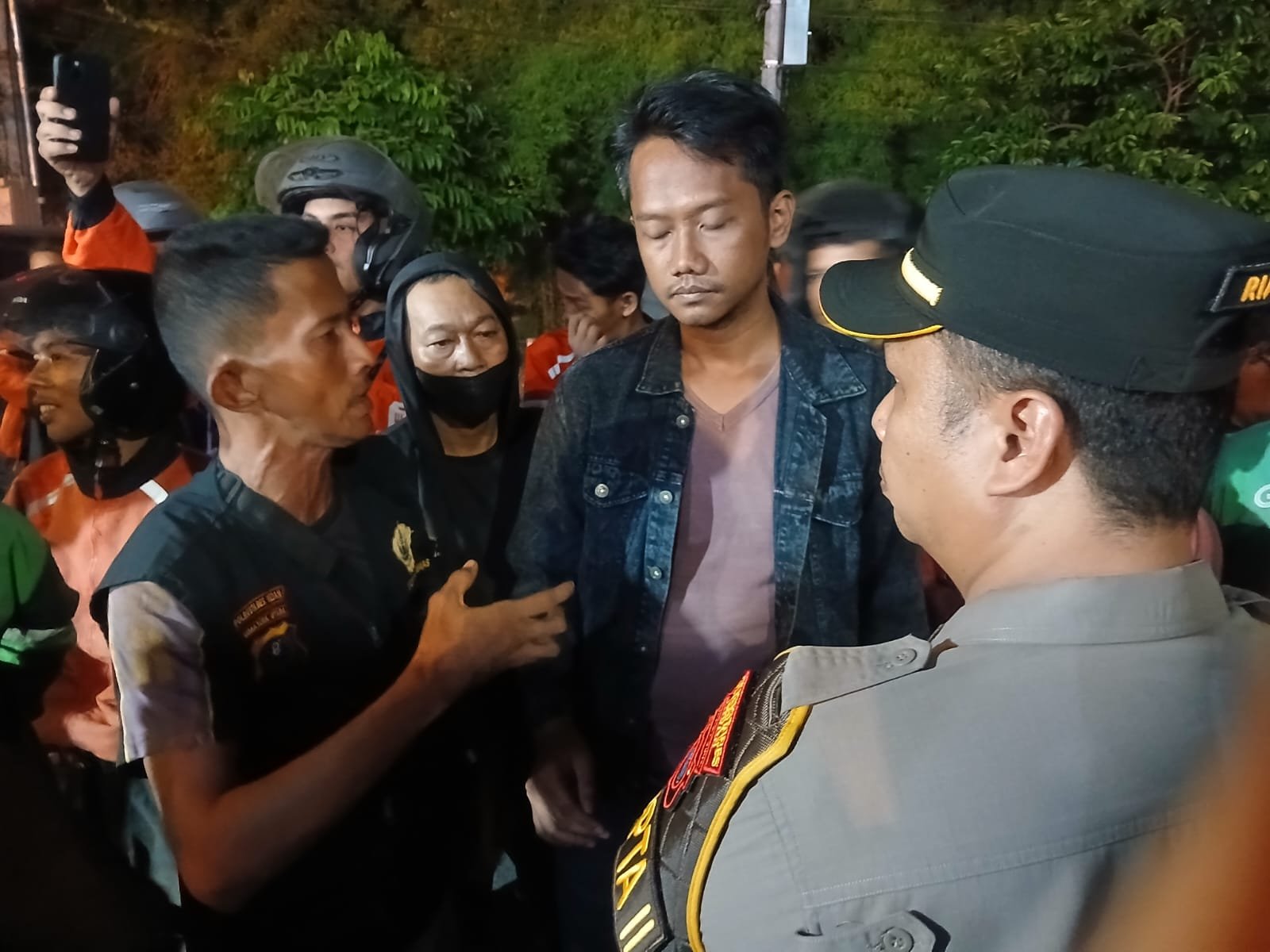 Korban bersama puluhan driver ojol mendatangi Mapolrestabes Medan untuk melaporkan kasus pencurian sepeda motor.