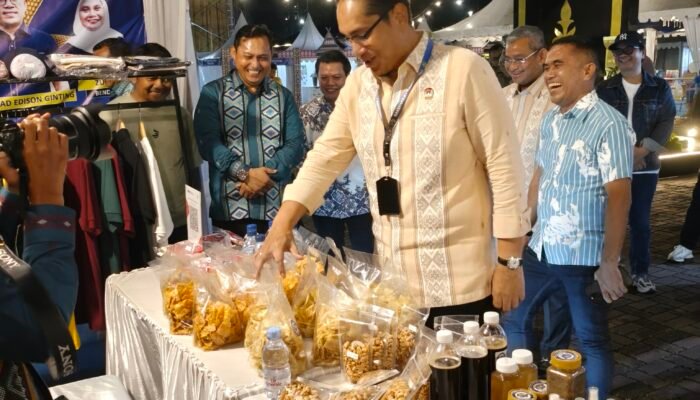 Rico Waas Kunjungi Stan PWPM, Bercanda Sebut “Cobra” dan Borong Produk UMKM