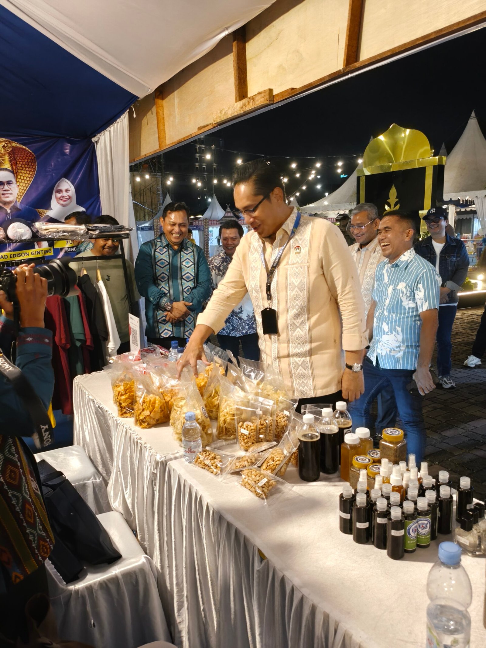Wali Kota Medan Rico Tri Putra Bayu Waas mengunjungi Bazaar Kuliner UMKM Rakernas ke-XVIII APEKSI 2026 di Lapangan Benteng, Rabu (1/7/2026) malam.