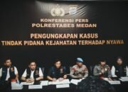 Konferensi pers AKBP Adrian Risky Lubis ungkap kasus 2 tersangka hasut dan paksa korban bunuh diri di Apartemen Sky View Medan