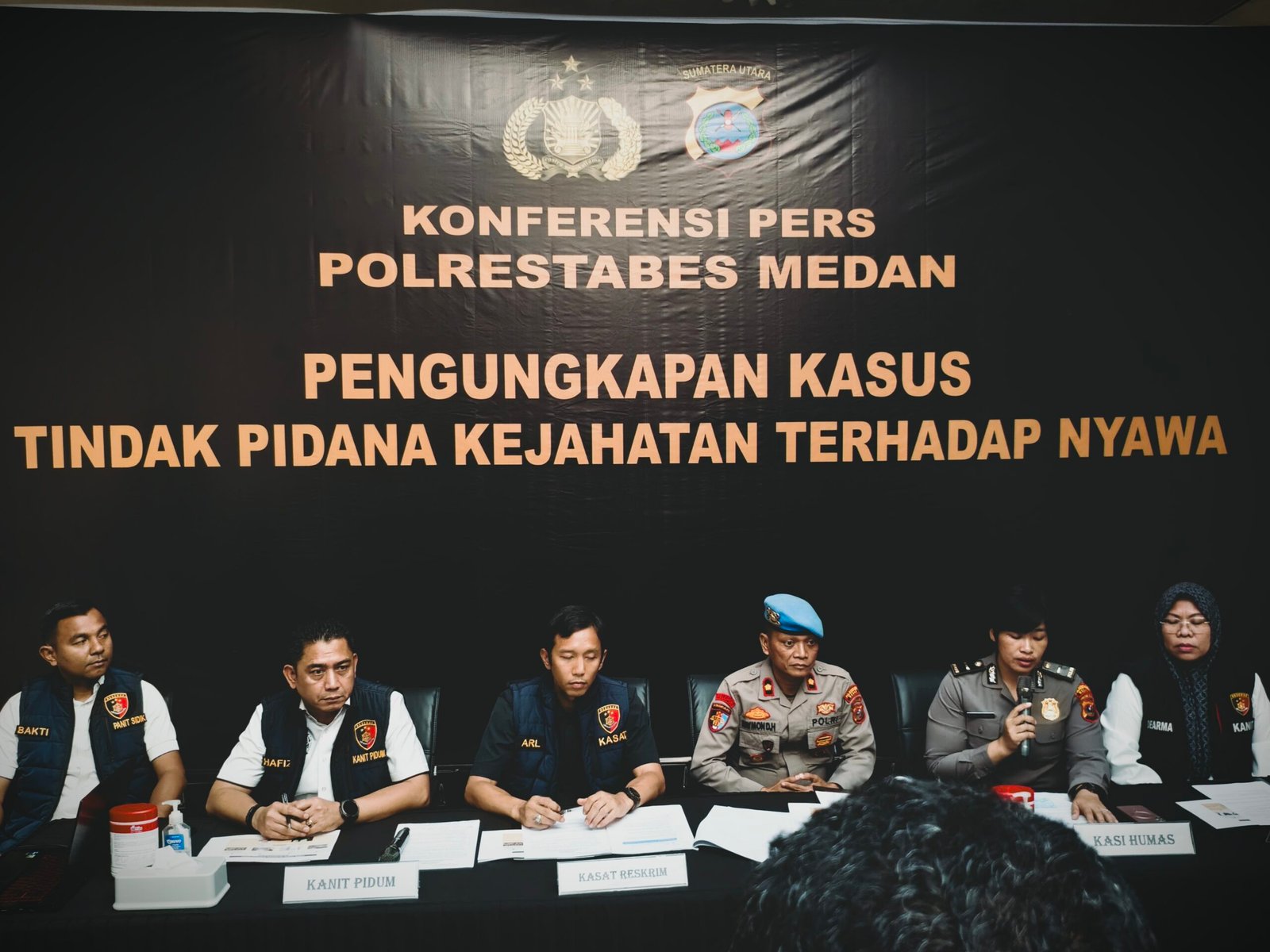 Konferensi pers AKBP Adrian Risky Lubis ungkap kasus 2 tersangka hasut dan paksa korban bunuh diri di Apartemen Sky View Medan