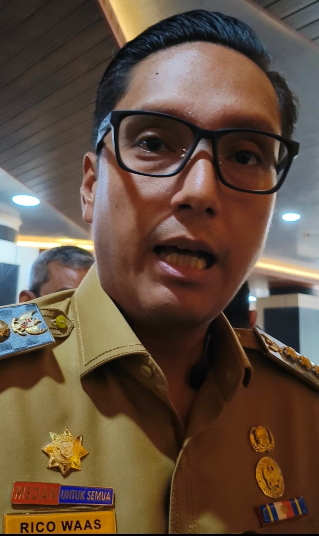 Wali Kota Medan Rico Waas saat menjelaskan Perwal 26 2026 tentang biaya berobat korban begal gratis
