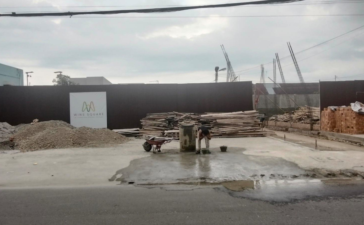 Bangunan di Jalan Ibrahim Umar Kelurahan Sei Kera Hilir I Kecamatan Medan Perjuangan yang diduga beroperasi tanpa izin PBG
