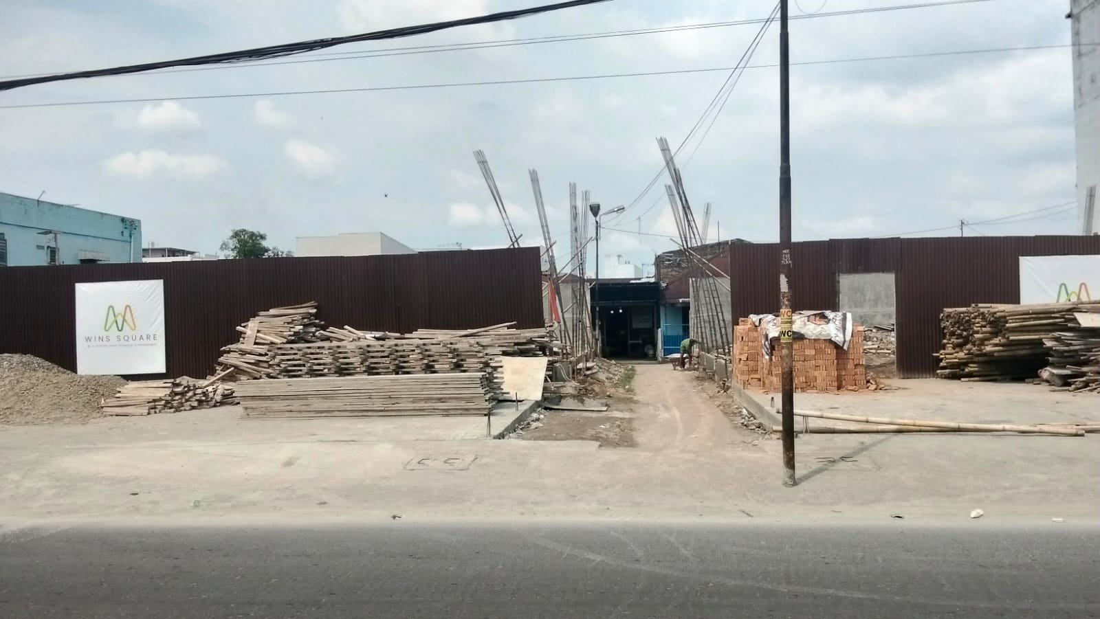 Aktivitas pembangunan Wins Square di Sei Kera Hilir I terus berjalan tanpa plang izin PBG