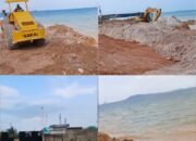 Aktivitas alat berat PT Gahara Samudra Berlian lakukan pematangan lahan di bibir pantai Batam.