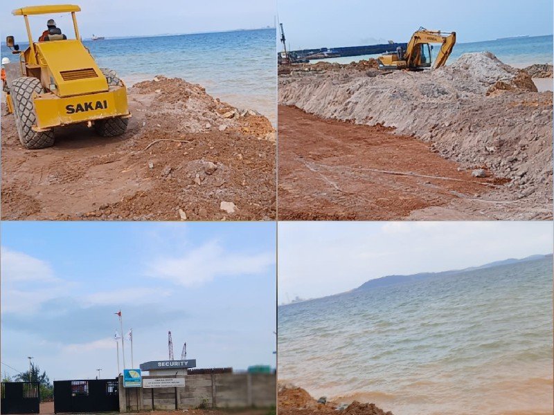 Aktivitas alat berat PT Gahara Samudra Berlian lakukan pematangan lahan di bibir pantai Batam.