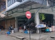 Kondisi kabel telekomunikasi dan WiFi yang menjuntai dan berserakan di Jalan Komplek Dian Center Batam