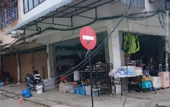 Kondisi kabel telekomunikasi dan WiFi yang menjuntai dan berserakan di Jalan Komplek Dian Center Batam