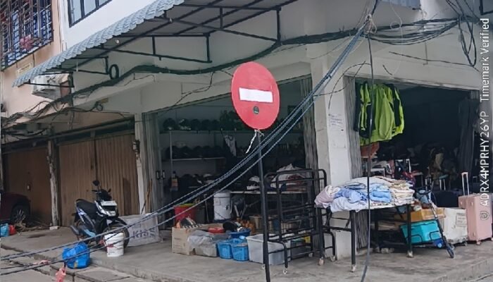 Kabel Telkom dan WiFi Berserakan di Dian Center Batam, Hampir Cekik Pengendara