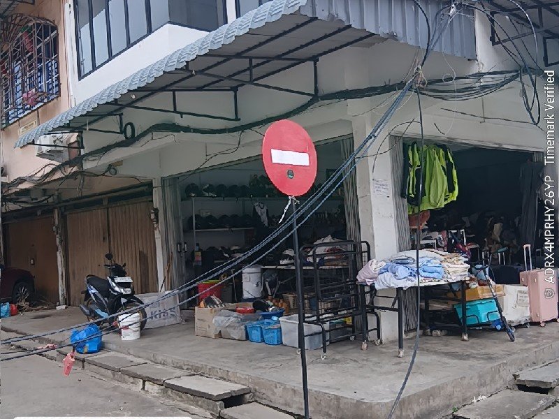 Kondisi kabel telekomunikasi dan WiFi yang menjuntai dan berserakan di Jalan Komplek Dian Center Batam