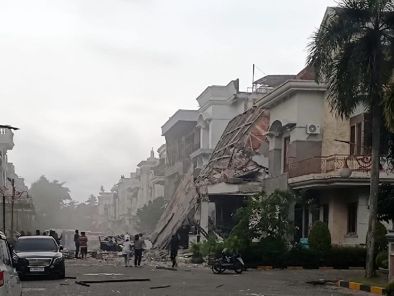 Ledakan keras menggegerkan warga Perumahan Grand Polonia, Kecamatan Medan Polonia