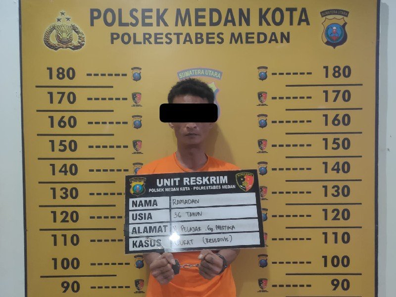 Petugas Polsek Medan Kota mengamankan Ramadan, residivis spesialis bongkar rumah yang mencuri besi di bengkel las Jalan Jati II Teladan Timur Medan