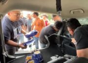 Polisi menunjukkan barang bukti 24 kilogram sabu yang disembunyikan di dinding mobil hasil pengungkapan Satresnarkoba Polrestabes Medan