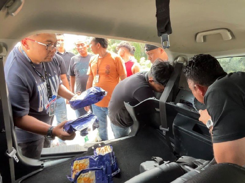 Polisi menunjukkan barang bukti 24 kilogram sabu yang disembunyikan di dinding mobil hasil pengungkapan Satresnarkoba Polrestabes Medan