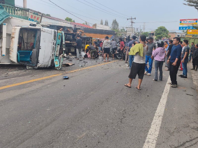 Jalur Medan Berastagi macet total akibat kecelakaan beruntun di Sibolangit