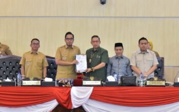 Wali Kota Medan Rico Tri Putra Bayu Waas menerima rekomendasi DPRD Kota Medan dari Ketua DPRD Wong Chun Sen dalam Rapat Paripurna di Ruang Rapat Paripurna DPRD Kota Medan, Senin (24/8/2026).